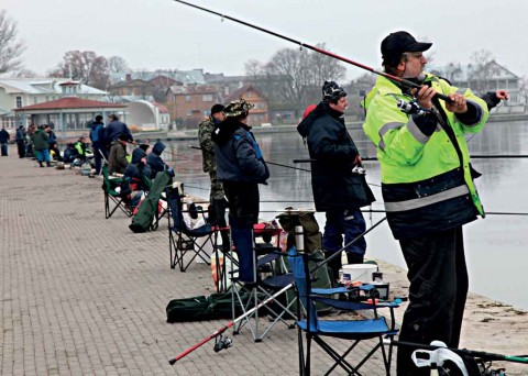 Kalamehed Promenaadil Praegu on Tagalahest rõõmu õngemeestele, kes ka madalast veest saaki püüavad. Foto: Arvo Tarmula
