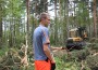 Ramon Metsa on langetustraktoril töötanud seitse aastat. Kolmapäeval oli ta tööjärg jõudnud raudtee äärde Kastani metsa. Foto: Arvo Tarmula
