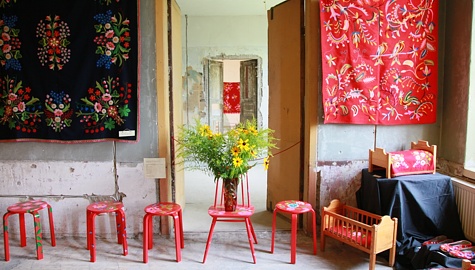 Käsitööhuviliste seas hinnatud Lihula lilltikandi festivalil püüdsid tänavu pilku lilltikandi ainetel maalitud taburetid. Foto: Arvo Tarmula
