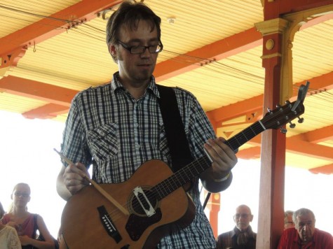 Andres Roots tõestas Augustibluusil raudteejaama kontsertil, et vahest võib sõrmede asemel kitarri mängida ka trummipulgaga. Foto: Kadri Tiisel