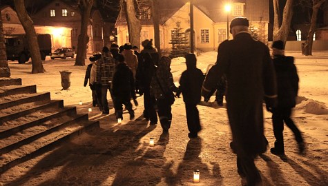Eelmise aasta Tartu rahu aastapäeval tähistasid teed Lossiplatsilt Jaani kirikusse 93 küünalt. Foto: Arvo Tarmula