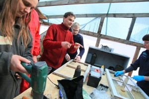 Meister Kalle Kase (keskel) õpetas mullu Haapsalus Pärandiralli raames kahe päeva jooksul vanu aknaid korrastama. Foto: Arvo Tarmula