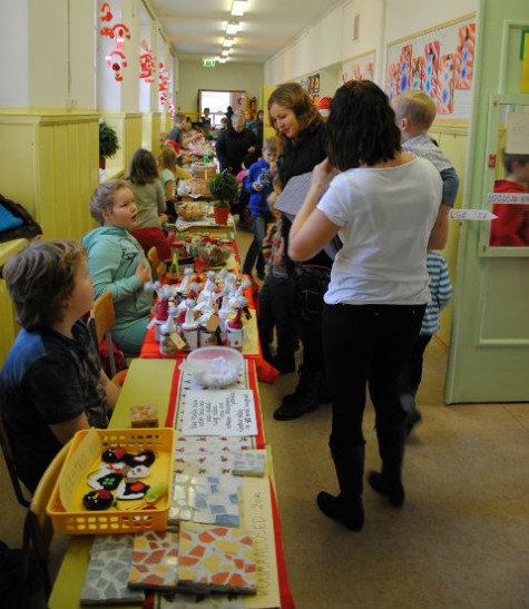 Kauplemine algkooli jõululaadal. Foto Helen Viispert