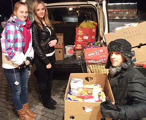 Haapsalu toidupanga vabatahtlikud abilised poekülastajate annetatud toidukaupadega. Foto: erakogu
