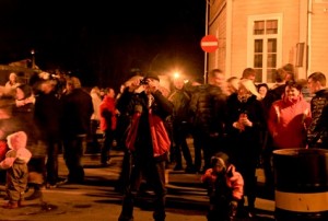 Südaööl Haapsalu tänavaile kogunenud inimesed pidasid end ülal ülemeelikult, kuid suuremaid probleeme ei olnud.  Foto: Arvo Tarmula