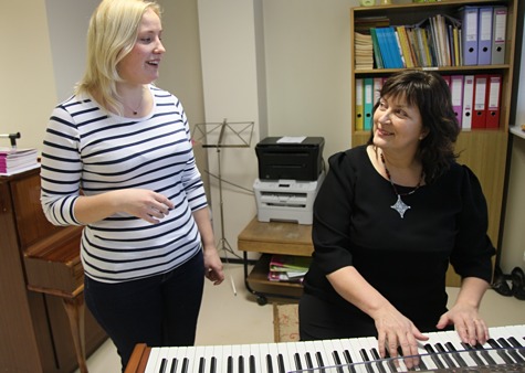 Anne Pääsuke (paremal) harjutab esmaspäeviti laulmist koos oma õpilase Maria Võrklaevaga. Foto: Arvo Tarmula