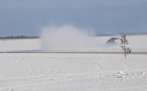 Mitmed autojuhid käivad Österby–Haapsalu jääteel oma võimeid testimas. Foto: Arvo Tarmula 