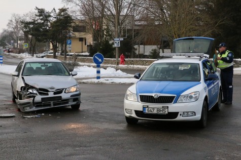  Haapsalu ainsal fooridega ristmikul toimus liiklusõnnetus ka üleeile, kui Jaama tänavat mööda tulnud auto sõitis sisse Tallinna maanteelt vasakpööret teinud sõidukile. Foto: Oliver Pant