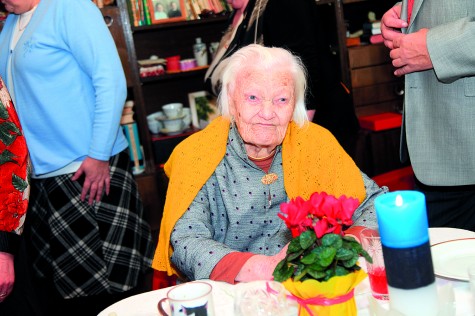 Läänemaal on vaid kaks inimest vanemad kui eile saja–aastaseks saanud Linda Viik. Foto: Arvo tarmula