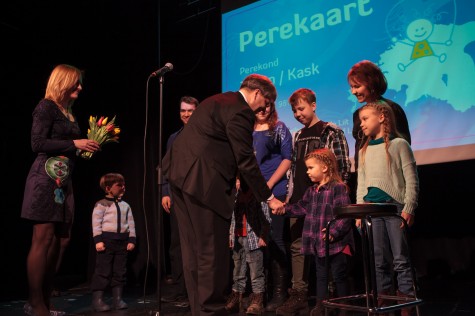 Eesti lasterikaste perede liidu president (vasakul) Aage Õunap ja regionaalminister Siim Kiisler andsid üle esimese Perekaardi reklaamvideos osalenud perekond Adsonile.  Foto: Andres Raudjalg