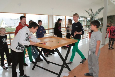 Oru kooli lapsed mängisid eile vahetunnis koroonat. Lääne–Nigula valla õpetajate keskmine palk oli mullu  802 eurot. Foto: Katrin Pärnpuu