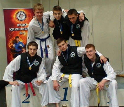 Mustade vestidega viis noormest on Haapsalu taekwondolased, kes võitsid Tallinnas 24 meeskonna konkurentsis kolm kulda, ühe hõbeda ja parima meeskonna karika. Foto: Erakogu