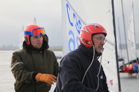 Vaiko (paremalt) ja Vaiko Vooremaa täna hommikul enne võistlust Vasikaholmil kelke sõidukorda seadmas. Foto: Arvo Tarmula