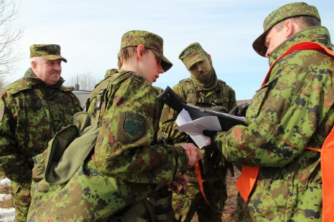 Kaitseliidu Lääne maleva pealik major Arnold Juhans (vasakul) mullu aprillis toimunud patrullvõistlusel "Valge laev". Foto: Urmas Lauri