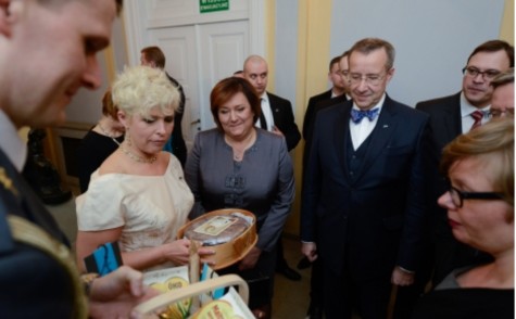Evelin Ilves ja Toomas Hendrik Ilves kinkisid Poola presidendipaarile toidukorvi. Foto: Raigo Pajula / presidendi kantselei