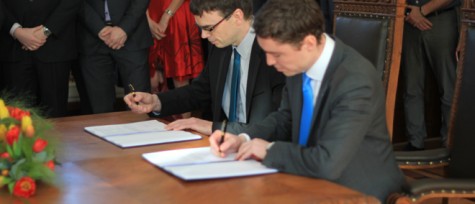 Sotsiaaldemokraatlik Erakond ja Eesti Reformierakond allkirjastasid 20. märtsil 2014 Riigikogu valges saalis koalitsioonilepingu. Foto: SDE