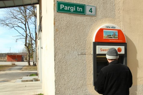 Kella poole kolme paiku sai Taebla poemaja pangaautomaadist taas sularaha võtta. Foto: Urmas Lauri