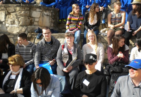 Martin Karu, Ene Jundas ja Helena Vikat ootamas piduliku aktuse algust Küprose kooli amfiteatris. Foto: Tarmo Jõgis