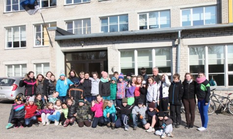 Martna põhikooli direktor Tiit Aedmäe poseeris koos kõigi õpilastega fotograafile eelmisel kolmapäeval. Foto: Arvo Tarmula