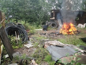 Pärijad Tartumaal prügi põletamas (Foto Annika Osja)