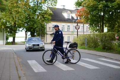 jalgratas politsei liiklus ülekäigurada