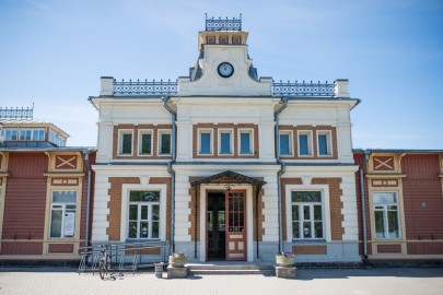 Renoveeritus Haapsalu raudteejaam (merilin kaustel-lehemets) (1)