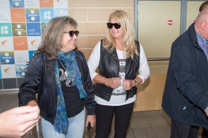Bonnie Tyler ja Suzi Quatro saabumine Tallinna lennujaamas Foto Peeter Langovits01