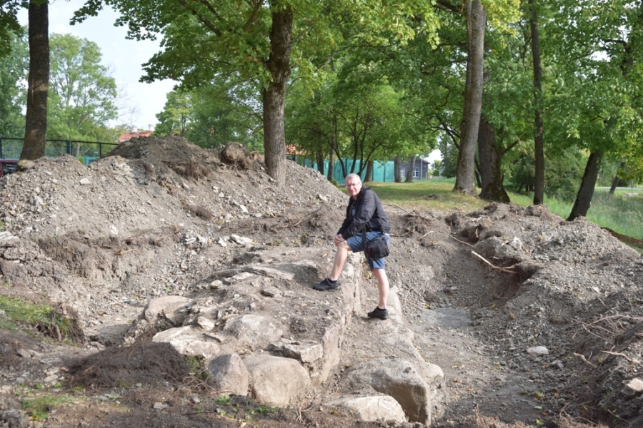 Tenniseväljaku juurest leiti Haapsalu linnamüüri lõik - Lääne Elu