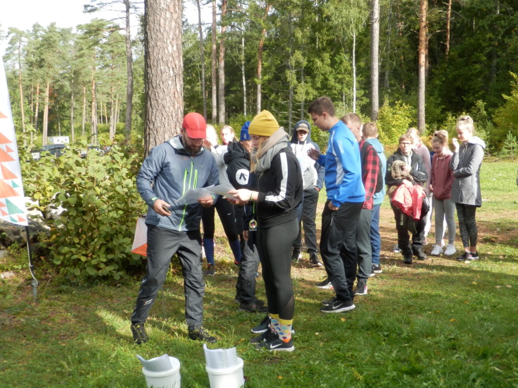 Koolinoored võistlesid orienteerumises