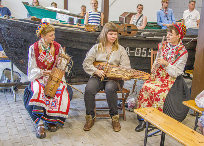 Rannarootsi rahvariideraamatu esitlus_Kaire (7)