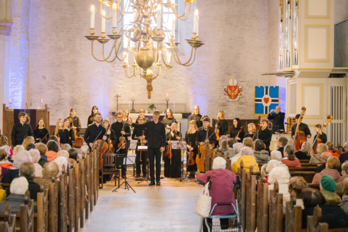 VHK orkester Haapsalu toomkirikus_Foto Siim Vahur