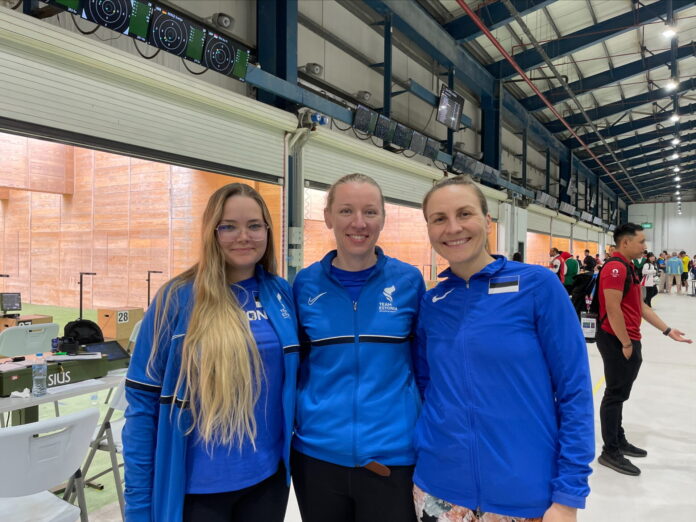 Kuuendaks tulnud eesti võistkond vasakult Marja Kirss, Triin Kuusik ja Kristiina Kiisk