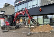 Kaubamaja parklas algas laadimispunkti ehitus