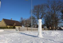 Õhtu kallast ehib inimesekõrgune lumeskulptuur