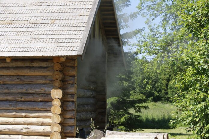 Seljaküla-suitsusauna-kütmine-urmas-lauri-29
