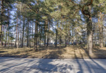 Naabrid protesteerivad Haapsalu uue poe vastu