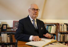 Karis vaatab presidenditralli külma kõhuga