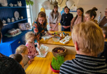 Haapsalus valmisid sibulakoorte ja vahaga kaunistatud lihavõttemunad