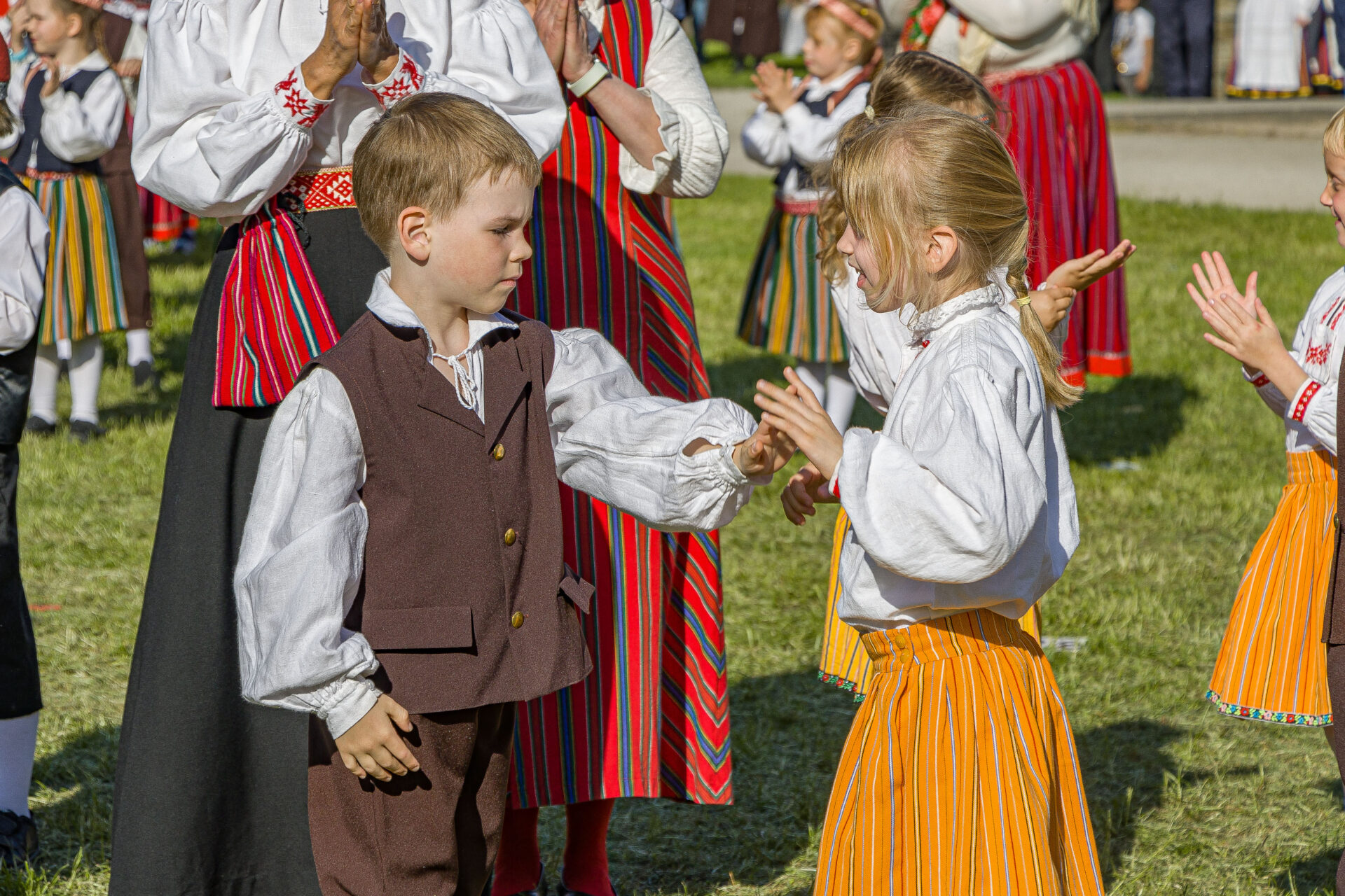
The post Galerii: tantsupidu rääkis Läänemaa lugu appeared first on Lääne Elu.