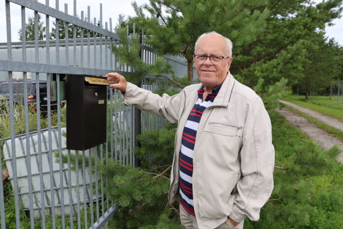 Toivo Tomingas postkasti juures foto Juhan Hepner (3)